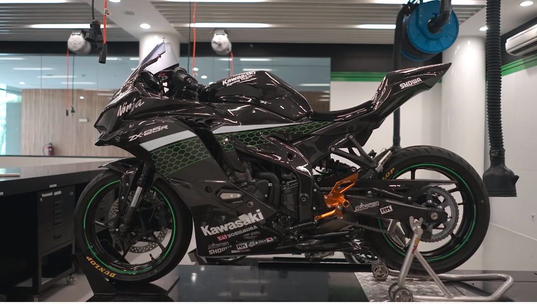 Watch The Kawasaki Ninja Zx 25r Getting A Carbon Fibre Makeover 
