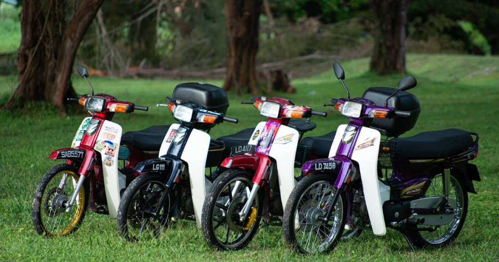Gambar motor EX5 hitam, merah & purple